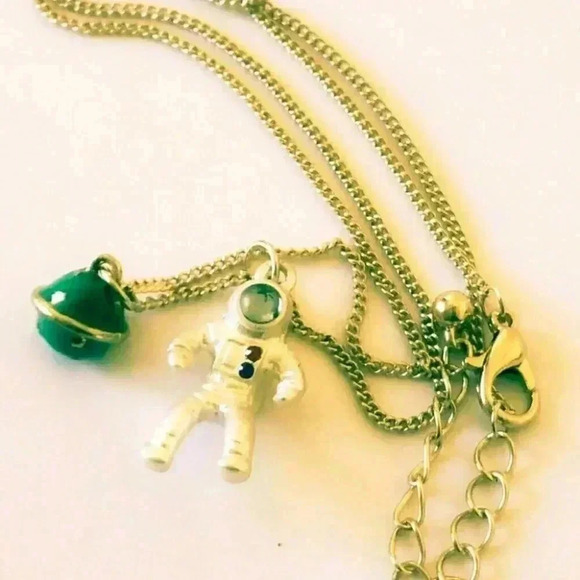 Spaceman astronaut planet earth necklace - Picture 2 of 2
